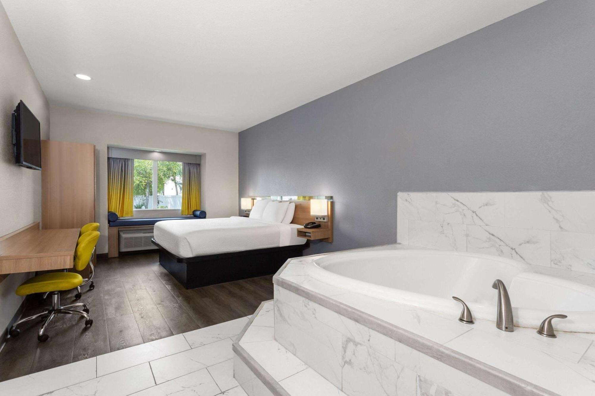 Microtel Inn & Suites By Wyndham Panama City Extérieur photo